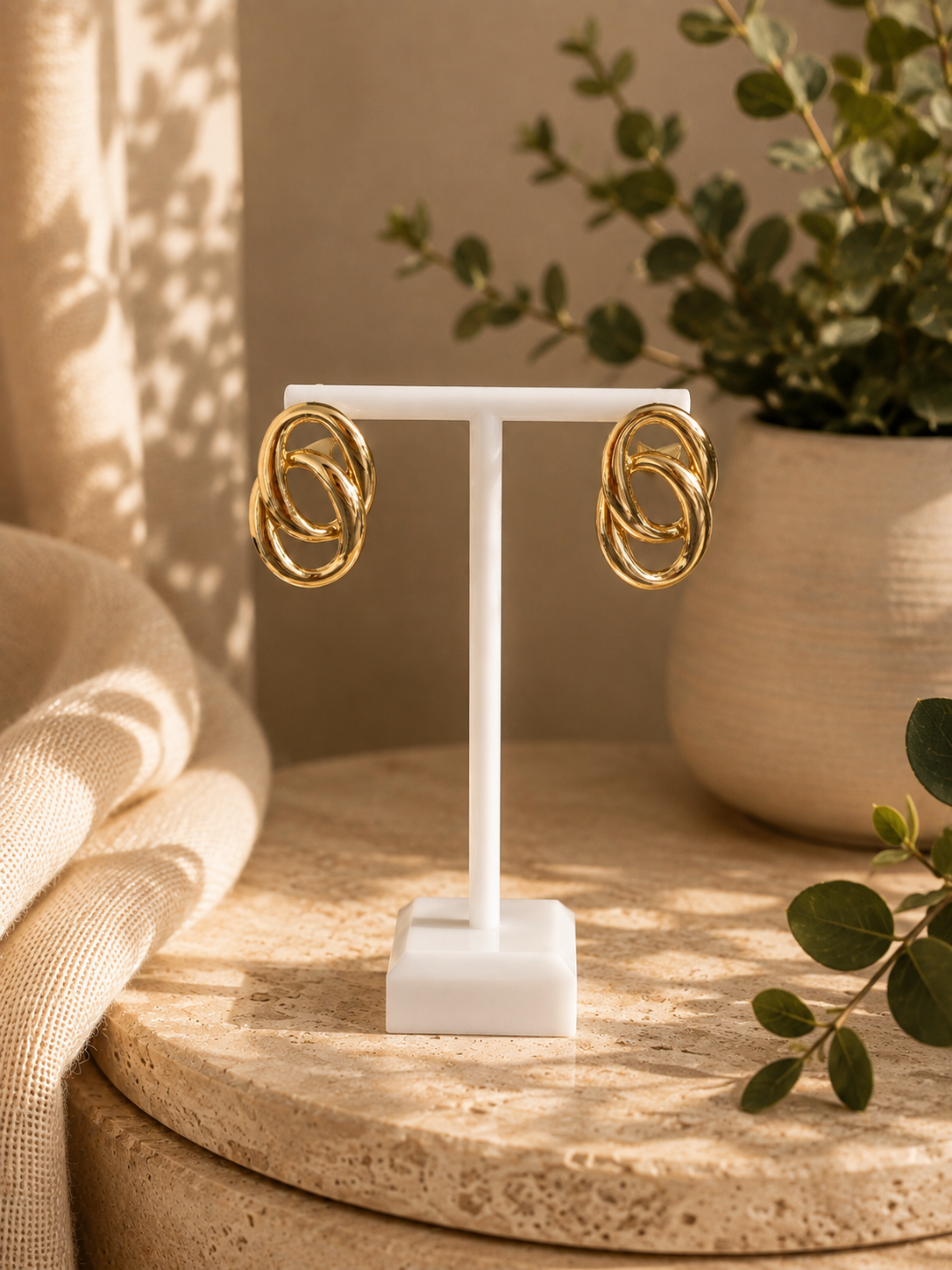 Boucles d’oreilles dorées entrelacées