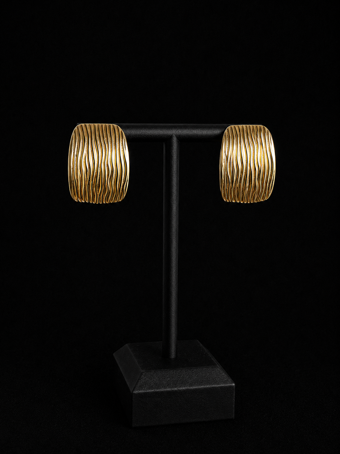 Boucles d’oreilles dorées texturées