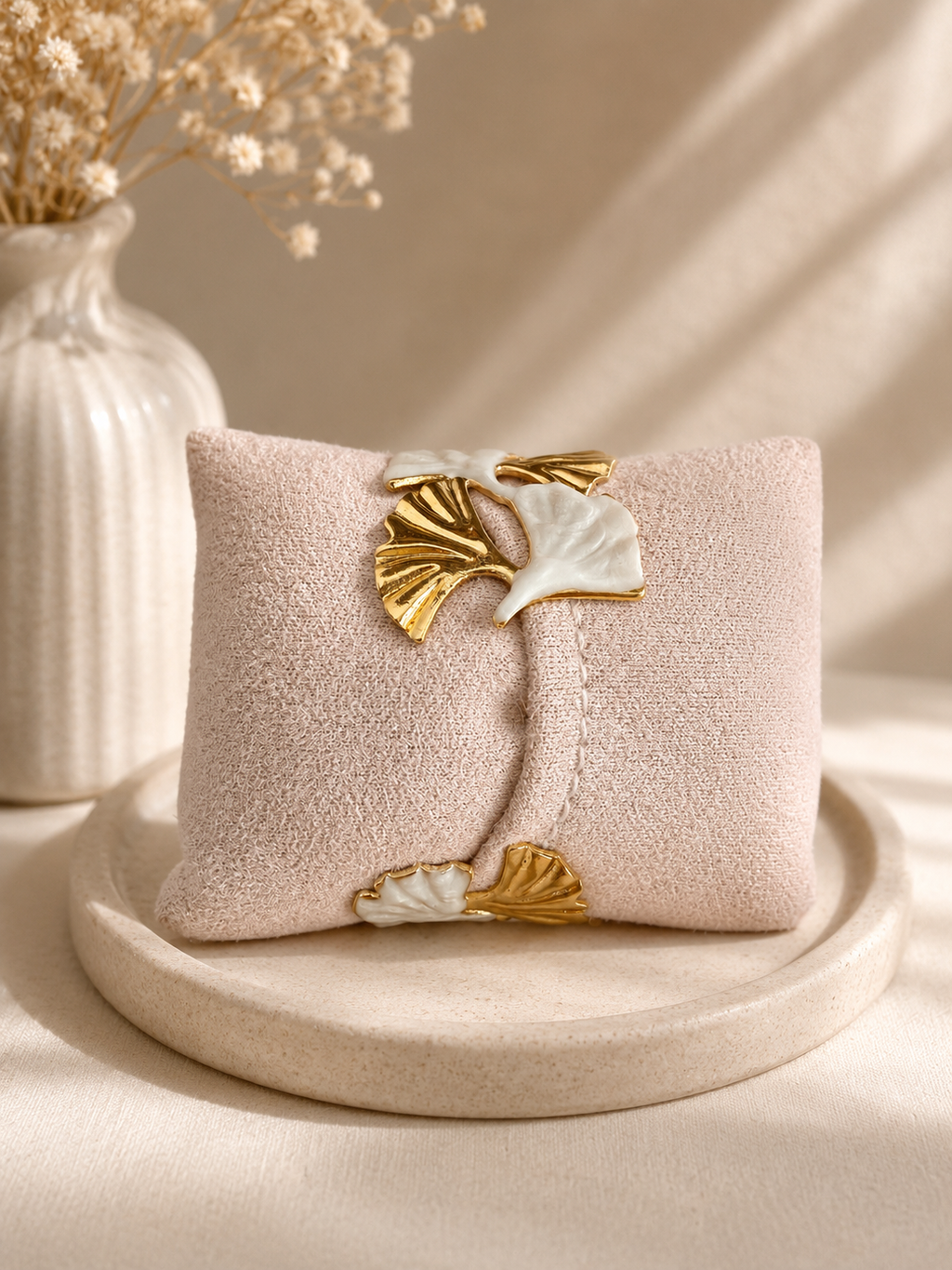 🤍 Manchette ajustable – Blanc nacré & Doré