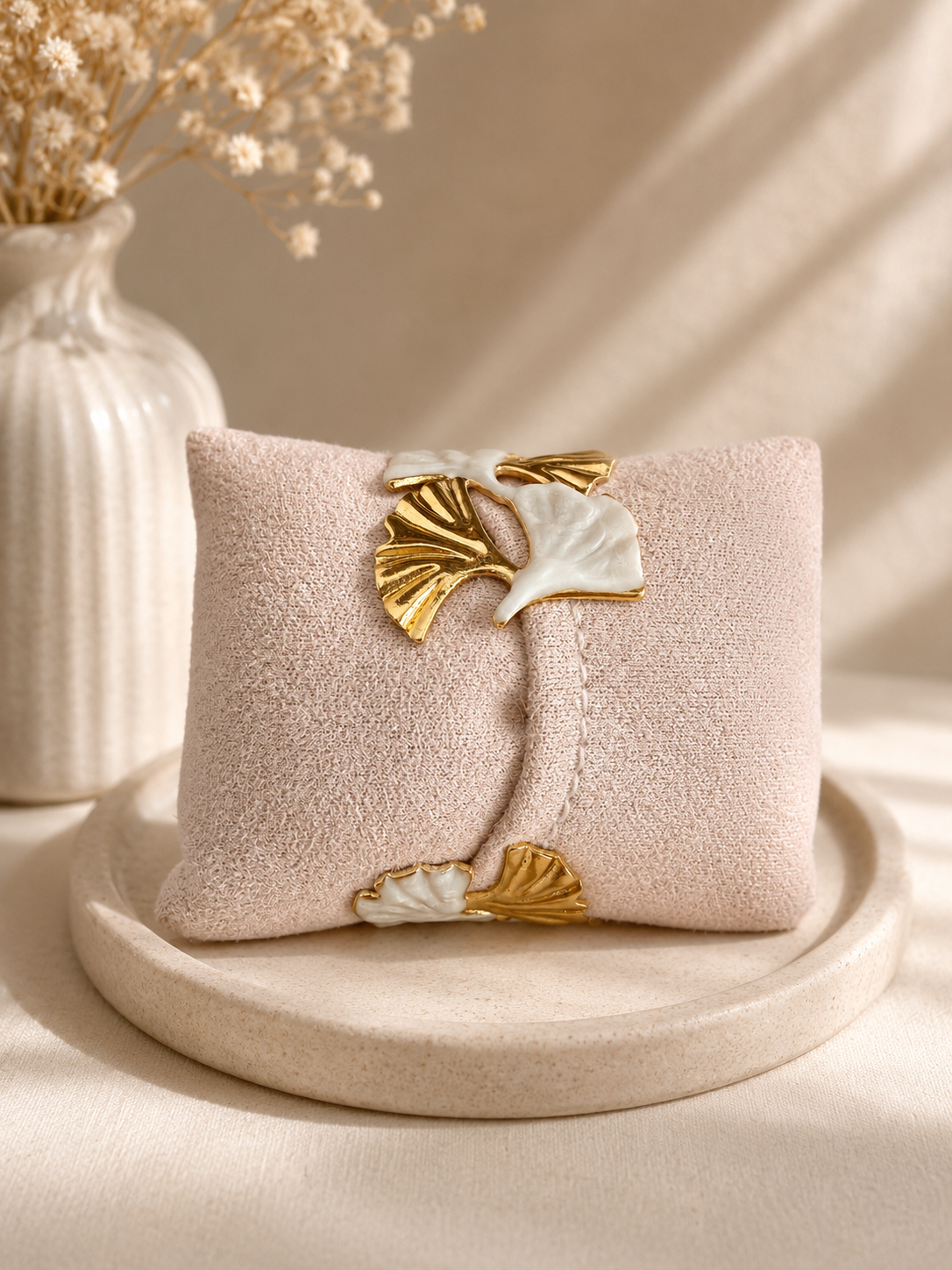 🤍 Manchette ajustable – Blanc nacré & Doré